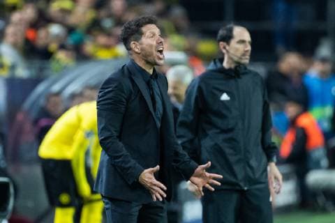 24.10.2018, xkvx, Fussball UEFA Champions League, Borussia Dortmund - Atletico Madrid emspor, v.l. Head Coach Trainer Diego Simeone (Atletico Madrid) gibt Anweisung, gestikuliert, mit den Armen gestikulieren, gives instructions, gesticulate (DFL DFB REGULATIONS PROHIBIT ANY USE OF PHOTOGRAPHS as IMAGE SEQUENCES and or QUASI-VIDEO) Dortmund