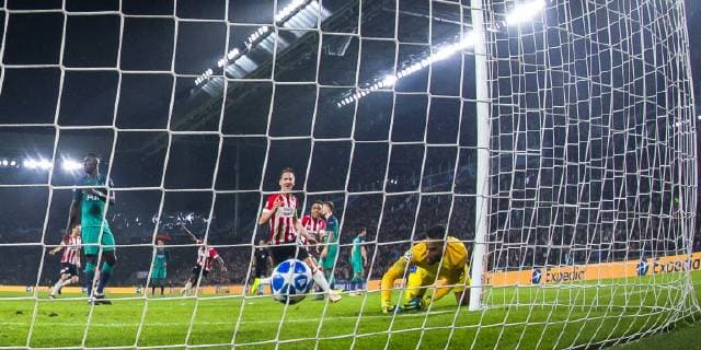 EINDHOVEN, PSV Eindhoven - Tottenham Hotspur FC 2-2, football, Champions League, season 2018-2019, 24-10-2018, Philips Stadium, PSV player Luuk de Jong (M) scores 2-2, Tottenham Hotspur player Michel Vorm (R) PSV - Tottenham Hotspur  x2565902x