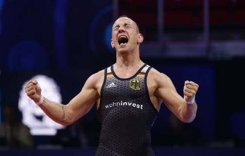 Sport Themen der Woche KW43 Sport Bilder des Tages Budapest , Ringen Weltmeisterschaft; Griechisch-Römisch , 72 kg Halbfinale , Rasul CHUNAYEV (AZE rot ) vs. Frank Stäbler (GER blau ) , Jubel Frabk Stäbler uber den Sieg und den Einzug ins Finale *** Budapest wrestling World Cup Greek Roman 72 kg semi-final Rasul CHUNAYEV AZE red vs Frank Stäbler GER blue cheering Frabk Stäbler on the victory and the entry into the final