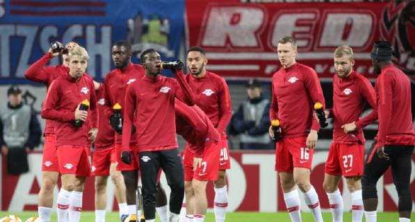RB Leipzig - Celtic Glasgow Fussball Euro League Leipzig, 25.10.2018, Red Bull Arena, Fussball, UEFA EURO EM Europameisterschaft Fussball League , Gruppe B, 3.Spieltag , RB Leipzig vs. Celtic Glasgow , Im Bild; Erwärmung vor dem Spiel. Trinkpause. , Gemäß den Vorgaben der UEFA ist es untersagt, in dem Stadion und oder vom Spiel angefertigte Fotoaufnahmen in Form von Sequenzbildern und oder videoähnlichen Fotostrecken zu verwerten bzw. verwerten zu lassen. ,
