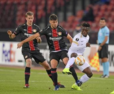 25.10.2018, Fussball UEFA Europa League 2018 2019, Gruppenphase, 3.Spieltag, FC Zürich - Bayer Leverkusen, im Letzigrund-Stadion Zürich. v.li: Sven Bender (Leverkusen), Aleksandar Dragovic (Leverkusen), Stephen Odey (Zürich).