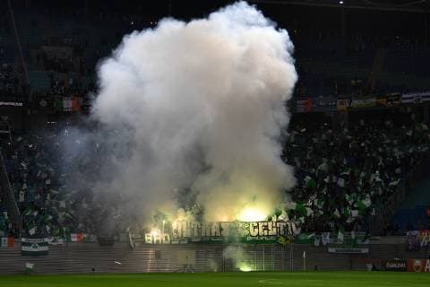 Sport Bilder des Tages Fussball, Herren, Saison 2018 2019, Europa League (Gruppe B, 3. Spieltag) RB Leipzig - Celtic Glasgow, Fans von Celtic Glasgow brennen Feuerwerk ab, 25.10. 2018, Copyright: xMatthiasxKochx