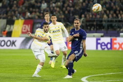Fenerbahce s Yassine Benzia and Anderlecht s Sven Kums fight for the ball during the match between Belgian soccer team RSC Anderlecht and Turkish team Fenerbahce, Thursday 25 October 2018 in Anderlecht on the third day of the UEFA Europa League group stage, in group D. JASPERxJACOBS  x05455043x