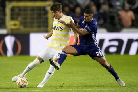Fenerbahce s Roman Neustadter and Anderlecht s Zakaria Bakkali fight for the ball during the match between Belgian soccer team RSC Anderlecht and Turkish team Fenerbahce, Thursday 25 October 2018 in Anderlecht on the third day of the UEFA Europa League group stage, in group D. JASPERxJACOBS  x05455044x