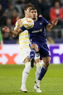 Fenerbahce s Roman Neustadter and Anderlecht s Zakaria Bakkali fight for the ball during the match between Belgian soccer team RSC Anderlecht and Turkish team Fenerbahce, Thursday 25 October 2018 in Anderlecht on the third day of the UEFA Europa League group stage, in group D. JASPERxJACOBS  x05455045x