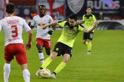 UEFA Europa League 2018 2019 Gruppenphase Group Stage, 3. Spieltag RB Leipzig vs. Celtic FC Glasgow (25.10.2018) Torschuss von Ryan Christie (Glasgow). Bruma (RBL) schaut zu. Leipzig Sachsen Deutschland
