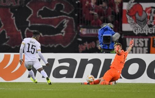 25.10.2018, Fussball UEFA Europa League 2018 2019, Gruppenphase, 3.Spieltag, FC Zürich - Bayer Leverkusen, im Letzigrund-Stadion Zürich. Torwart Lukas Hradecky (re, Leverkusen) pariert einen Torschuss von Stephen Odey (li, Zürich).