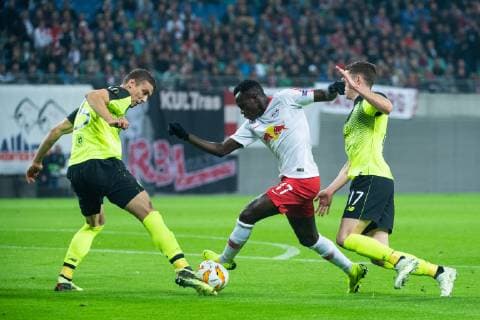 25.10.2018, xkvx, Fussball UEFA Europa League, RB Leipzig - Celtic Glasgow emspor, v.l. Jozo Simunovic (Celtic Glasgow), Bruma (RB Leipzig), Ryan Christie (Celtic Glasgow) (DFL DFB REGULATIONS PROHIBIT ANY USE OF PHOTOGRAPHS as IMAGE SEQUENCES and or QUASI-VIDEO) Leipzig