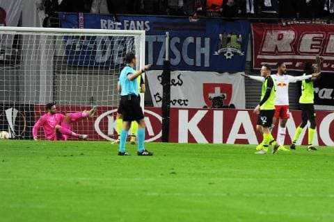 UEFA Europa League 2018 2019 Gruppenphase Group Stage, 3. Spieltag RB Leipzig vs. Celtic FC Glasgow (25.10.2018) Matheus Cunha (RBL re.) jubelt nach seinem Tor zum 1:0. Craig Gordon (li.) im Tor von Glasgow kann das Tor nicht verhindern, der Ball liegt im Tor. Leipzig Sachsen Deutschland
