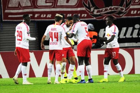 UEFA Europa League 2018 2019 Gruppenphase Group Stage, 3. Spieltag RB Leipzig vs. Celtic FC Glasgow (25.10.2018) Matheus Cunha (RBL Mitte re.) jubelt nach seinem Tor zum 1:0 mit Dayot Upamecano. Es freuen sich Jean-Kevin Augustin, Kevin Kampl und Bruma (v.l.) Leipzig Sachsen Deutschland