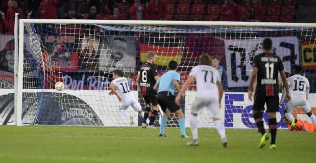 Sport Bilder des Tages 25.10.2018, Fussball UEFA Europa League 2018 2019, Gruppenphase, 3.Spieltag, FC Zürich - Bayer Leverkusen, im Letzigrund-Stadion Zürich. Antonio Marchesano (li, Zürich) Torschuss zum 1:0.