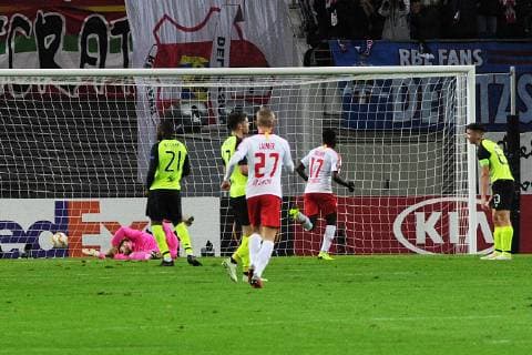 UEFA Europa League 2018 2019 Gruppenphase Group Stage, 3. Spieltag RB Leipzig vs. Celtic FC Glasgow (25.10.2018) Bruma (RBL Nr. 17) dreht nach seinem Tor zum 2:0 jubelnd ab. Der Ball liegt im Tor, die Spieler von Glasgow schauen enttäuscht. Leipzig Sachsen Deutschland