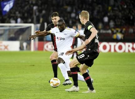 25.10.2018 Zuerich, Stadion Letzigrund Fussball Herren Saison 2018 2019 FC Zuerich - Bayer 04 Leverkusen. UEFA Europa League .Im Bild 8 Lars Bender (Bayer 04 Leverkusen) gegen Jagne a Modou (FC Zuerich) re. Aktion Zweikampf