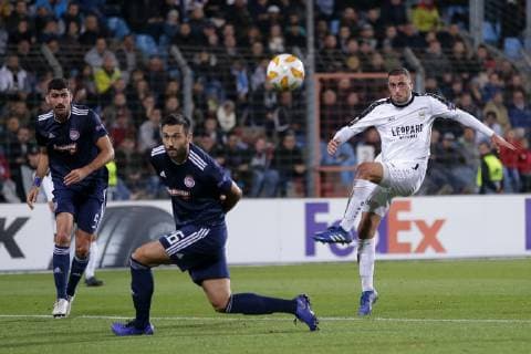 Fussball Europa League 2018 - 2019 24.10.2018, Fussball Europa League, UEFA Europa League, 2018-2019, Gruppenphase, Gruppe F, Spieltag 3, Luxemburg, Stade Josy Barthel, Luxemburg (LUX) - F91 Dudelange, Düdelingen, - Olympiakos Piräus (GRE) vl: Clement Couturier (F91 Duedelingen - 14) beim Schuss - Jagos Vukovic (Olympiakos Piräus, Olympiakos Piraeus, 26)