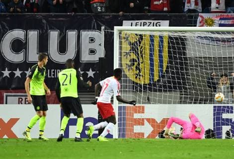 Fussball, Herren, Saison 2018 2019, Europa League (Gruppe B, 3. Spieltag) RB Leipzig - Celtic Glasgow, Bruma (3. v. l., RB Leipzig) erzielt das Tor zum 2:0 gegen Torwart Craig Gordon (Celtic Glasgow), 25.10. 2018, Copyright: xMatthiasxKochx