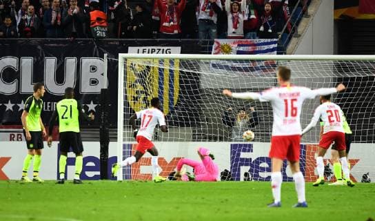 Fussball, Herren, Saison 2018 2019, Europa League (Gruppe B, 3. Spieltag) RB Leipzig - Celtic Glasgow, Bruma (3. v. l., RB Leipzig) erzielt das Tor zum 2:0 gegen Torwart Craig Gordon (Celtic Glasgow), vorn jubelt Lukas Klostermann (RB Leipzig), 25.10. 2018, Copyright: xMatthiasxKochx