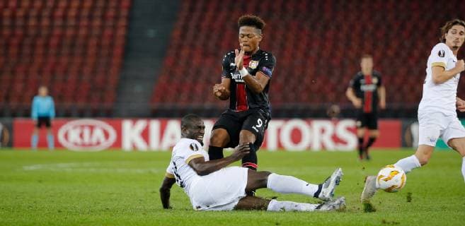 25.10.2018 Stadion Letzigrund Zürich , SCHWEIZ , Saison 2018 2019 Herren Fussball UEFA Europa League FC Zürich - Bayer 04 Leverkusen Pa Modou Jagne (li,FCZ) gegen Leon Bailey (Leverkusen)