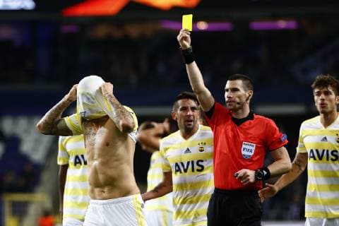 Sport Bilder des Tages referee Georgi Kabakov (Bul) show the yellow card for Martin Skrtel of Fenerbahce FOOTBALL : RSC Anderlecht vs Fenerbahce - Ligue europeenne - 25 10 2018 PhotoNews Panoramic  775219992
