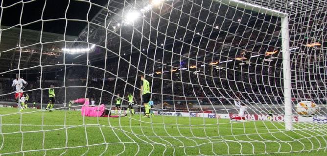 RB Leipzig - Celtic Glasgow Fussball Euro League Leipzig, 25.10.2018, Red Bull Arena, Fussball, UEFA Europa League , Gruppe B, Spieltag 3 , RB Leipzig (GER) vs. Celtic FC Glasgow FC (SCO) , Im Bild: Tor für Leipzig. Bruma (., RB Leipzig) trifft gegen Torwart Craig Gordon (1, Celtic) zum 2:0. , UEFA æregulations prohibit any use of photographs as image sequences and or quasi-video.