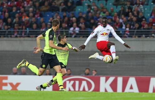 Sport Themen der Woche KW43 Sport Bilder des Tages 25.10.2018, Fussball UEFA Europa League 2018 2019, Gruppenphase, 3.Spieltag, RB Leipzig - Celtic Glasgow, in der Red Bull Arena Leipzig. (L-R) Cristian Gamboa (Celtic Glasgow) und Jozo Simunovic (Celtic Glasgow) gegen Jean-Kevin Augustin (RB Leipzig)