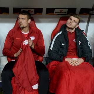 Fussball, Herren, Saison 2018 2019, Europa League (Gruppe B, 3. Spieltag) RB Leipzig - Celtic Glasgow, Stefan Ilsanker (Nr. 13, RB Leipzig) und Timo Werner (Nr. 11, RB Leipzig) auf der Bank, 25.10. 2018, Copyright: xMatthiasxKochx