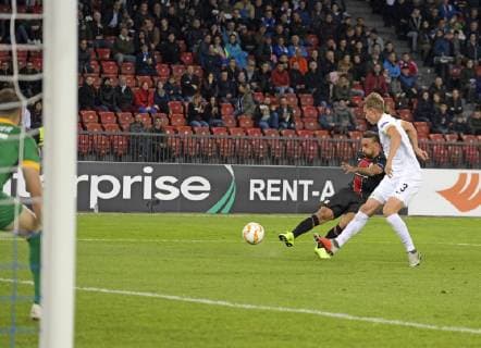 25.10.2018, Fussball UEFA Europa League 2018 2019, Gruppenphase, 3.Spieltag, FC Zürich - Bayer Leverkusen, im Letzigrund-Stadion Zürich. Torschuss zum 1:1 von Karim Bellarabi (2.v.re, Leverkusen), gegen Andreas Maxsö (Zürich).