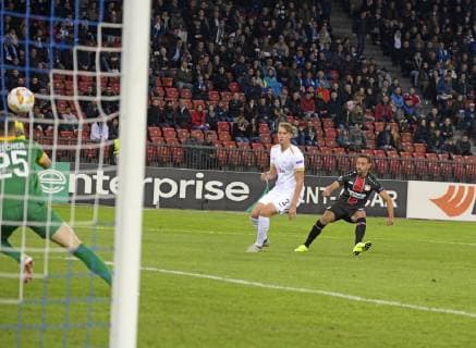 25.10.2018, Fussball UEFA Europa League 2018 2019, Gruppenphase, 3.Spieltag, FC Zürich - Bayer Leverkusen, im Letzigrund-Stadion Zürich. Torschuss zum 1:1 von Karim Bellarabi (re, Leverkusen), gegen Andreas Maxsö (Zürich) und Torwart Yanick Brecher (li, Zürich).