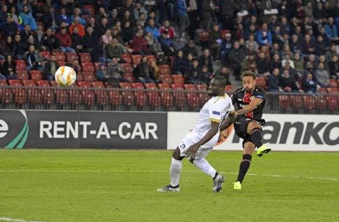 25.10.2018, Fussball UEFA Europa League 2018 2019, Gruppenphase, 3.Spieltag, FC Zürich - Bayer Leverkusen, im Letzigrund-Stadion Zürich. Torschuss zum 2:1 von Karim Bellarabi (re, Leverkusen) gegen Pa Modou (li, Zürich).