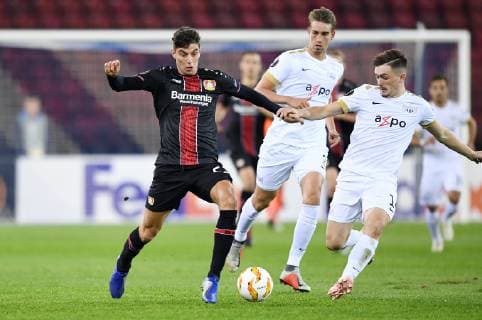FUSSBALL EUROPA LEAGUE SAISON 2018 2019 Gruppenphase FC Zuerich - Bayer 04 Leverkusen 25.10.2018 Kai Havertz (li, Bayer 04 Leverkusen) gegen Toni Domgjoni (re, FC Zuerich) und Andreas Maxso (Mitte hinten, FC Zuerich)