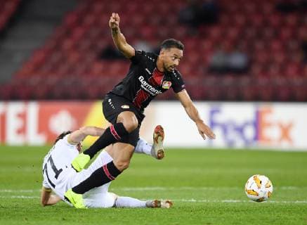 FUSSBALL EUROPA LEAGUE SAISON 2018 2019 Gruppenphase FC Zuerich - Bayer 04 Leverkusen 25.10.2018 Karim Bellarabi (re, Bayer 04 Leverkusen) gegen Hekuran Kryezin (Boden, FC Zuerich)