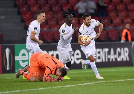 FUSSBALL EUROPA LEAGUE SAISON 2018 2019 Gruppenphase FC Zuerich - Bayer 04 Leverkusen 25.10.2018 JUBEL FC Zuerich; Torschuetze zum 1-0 Antonio Marchesano, Stephen Pius Odey und Benjamin Kololli (v.re.) Torwart Lukas Hradecky (vorn, Bayer 04 Leverkusen) enttaeuscht