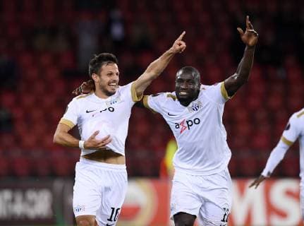 FUSSBALL EUROPA LEAGUE SAISON 2018 2019 Gruppenphase FC Zuerich - Bayer 04 Leverkusen 25.10.2018 JUBEL FC Zuerich; Torschuetze zum 1-0 Antonio Marchesano (li) mit dem Ball unter seinem Trikot und Jagne Pa Modou (re)