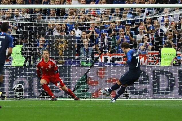 goal, Tor zum 2:1 für Antoine Griezmann (Frankreich, France) per Elfmeter gegen Torwart Manuel Neuer (Deutschland Germany) - 16.10.2018: Frankreich vs. Deutschland, 4. Spieltag UEFA Nations League, Stade de France, DISCLAIMER: DFB regulations prohibit any use of photographs as image sequences and or quasi-video.