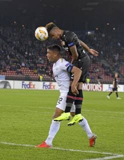 25.10.2018, Fussball UEFA Europa League 2018 2019, Gruppenphase, 3.Spieltag, FC Zürich - Bayer Leverkusen, im Letzigrund-Stadion Zürich. v.li: Kevin Rüegg (Zürich) gegen Leon Bailey (Leverkusen).