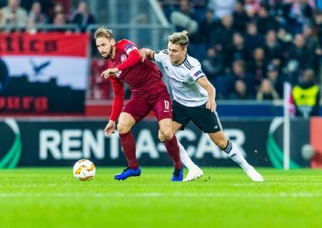 25.10.2018, Red Bull Arena, Salzburg, AUT, UEFA EL, FC Salzburg vs Rosenborg BK, Gruppe B, im Bild v.l. Andreas Ulmer (FC Salzburg), Yann-Erik de Lanlay (Rosenborg BK) during the UEFA Europa League Group B Match between FC Salzburg and Rosenborg BK at the Red Bull Arena in Salzburg, Austria on 2018 10 25. Salzburg
