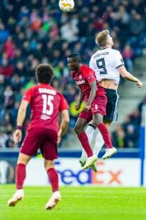 25.10.2018, Red Bull Arena, Salzburg, AUT, UEFA EL, FC Salzburg vs Rosenborg BK, Gruppe B, im Bild v.l. Diadie Samassekou (FC Salzburg), Nicklas Bendtner (Rosenborg BK) during the UEFA Europa League Group B Match between FC Salzburg and Rosenborg BK at the Red Bull Arena in Salzburg, Austria on 2018 10 25. Salzburg