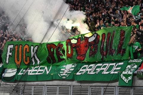 Fussball, Herren, Saison 2018 2019, Europa League (Gruppe B, 3. Spieltag) RB Leipzig - Celtic Glasgow, Fans von Celtic Glasgow brennen im Gäste-Fanblock Feuerwerk ab, Zanfahne der Green Brigade,Transparent mit Fuck Red Bull, 25.10. 2018, Copyright: xMatthiasxKochx