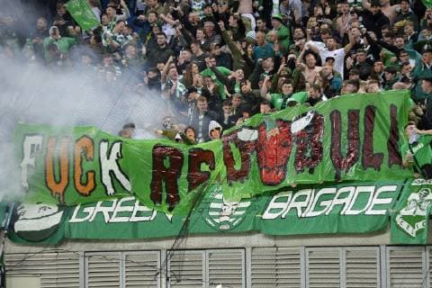UEFA Europa League 2018 2019 Gruppenphase Group Stage, 3. Spieltag RB Leipzig vs. Celtic FC Glasgow (25.10.2018) Celtic-Fans mit Fuck Red Bull -Fahne und Pyrotechnik im Gäste-Fanblock. Leipzig Sachsen Deutschland