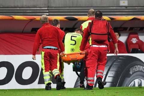 Fussball, Herren, Saison 2018 2019, Europa League (Gruppe B, 3. Spieltag) RB Leipzig - Celtic Glasgow, Jozo Simunovic (Nr. 5, Celtic Glasgow) muss verletzt vom Platz getragen werden, 25.10. 2018, Copyright: xMatthiasxKochx