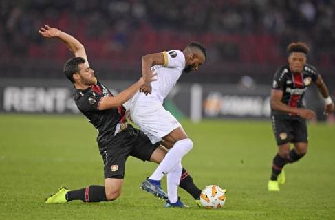 25.10.2018, Fussball UEFA Europa League 2018 2019, Gruppenphase, 3.Spieltag, FC Zürich - Bayer Leverkusen, im Letzigrund-Stadion Zürich. v.li: Kevin Volland (Leverkusen) gegen Umaru Bangura (Zürich).
