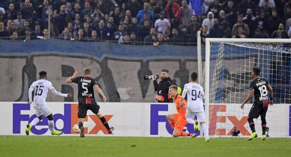 25.10.2018, Fussball UEFA Europa League 2018 2019, Gruppenphase, 3.Spieltag, FC Zürich - Bayer Leverkusen, im Letzigrund-Stadion Zürich. Torschuss zum 3:2 von Stephen Odey (li, Zürich) gegen Sven Bender (2.v.li, Leverkusen).