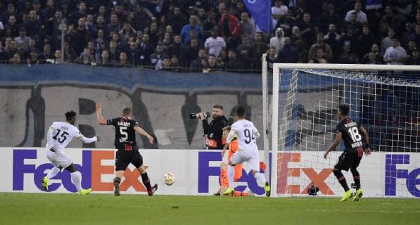 25.10.2018, Fussball UEFA Europa League 2018 2019, Gruppenphase, 3.Spieltag, FC Zürich - Bayer Leverkusen, im Letzigrund-Stadion Zürich. Torschuss zum 3:2 von Stephen Odey (li, Zürich) gegen Sven Bender (2.v.li, Leverkusen).