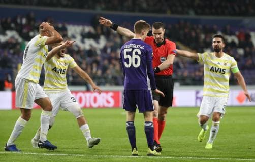 Fenerbahce s players, Anderlecht s Alexis Saelemaekers (C) and referee Georgi Kabakov (CR) pictured during the match between Belgian soccer team RSC Anderlecht and Turkish team Fenerbahce, Thursday 25 October 2018 in Anderlecht on the third day of the UEFA Europa League group stage, in group D. VIRGINIExLEFOUR  x05455177x