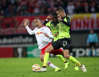 25.10.2018, Fussball UEFA Europa League 2018 2019, Gruppenphase, 3.Spieltag, RB Leipzig - Celtic Glasgow, in der Red Bull Arena Leipzig. (L-R) Yussuf Poulsen (RB Leipzig) gegen Eboue Kouassi (Celtic Glasgow) und Mikael Lustig (Celtic Glasgow)