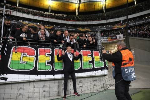 Sport Bilder des Tages 25.10.2018 GER, Frankfurt am Main, Commerzbankarena Saison 2018 2019, 1. Bundesliga, Europa League: Eintracht Frankfurt - Apollon Limassol zeigt immer Nähe zu den Fans Eintracht Frankfurt Präsident Peter Fischer DFL regulations prohibit any use of photographs as image sequences and or quasi-video