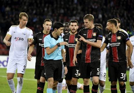 Sport Bilder des Tages 25.10.2018 Zuerich, Stadion Letzigrund Fussball Herren Saison 2018 2019 FC Zuerich - Bayer 04 Leverkusen. UEFA Europa League .Im Bild Kevin Volland Sven Bender Karim Bellarabi (Leverkusen) belagern Schiedsrichter Allyar Aghayev (AZE) Aktion