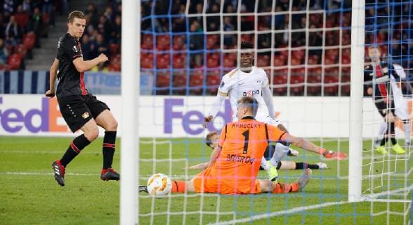 Sport Bilder des Tages 25.10.2018 Stadion Letzigrund Zürich , SCHWEIZ , Saison 2018 2019 Herren Fussball UEFA Europa League FC Zürich - Bayer 04 Leverkusen TOR Stephen Odey (FCZ) zum 3:2 :Torwart Lukas Hradecky (Leverkusen)
