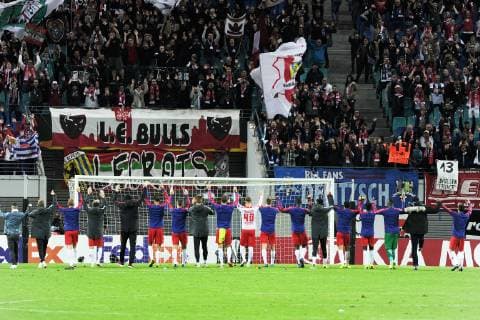 UEFA Europa League 2018 2019 Gruppenphase Group Stage, 3. Spieltag RB Leipzig vs. Celtic FC Glasgow (25.10.2018) Nach dem 2:0-Sieg bedanken sich die Spieler von RB Leipzig bei den Fans. Leipzig Sachsen Deutschland