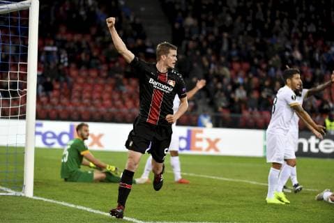25.10.2018 Zuerich, Stadion Letzigrund Fussball Herren Saison 2018 2019 FC Zuerich - Bayer 04 Leverkusen. UEFA Europa League .Im Bild Sven Bender Jubelt vergebens.Schiedsrichter Allyar Aghayey (AZE) geb dasTor nicht (Bayer 04 Leverkusen)