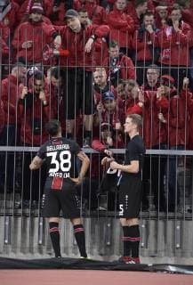 25.10.2018, Fussball UEFA Europa League 2018 2019, Gruppenphase, 3.Spieltag, FC Zürich - Bayer Leverkusen, im Letzigrund-Stadion Zürich. Frustrierte Leverkusener Fans fordern Erklärungen für die Niederlage nach dem Spiel, Karim Bellarabi (li, Leverkusen) und Sven Bender (Leverkusen) stehen ratlos am Zaun.